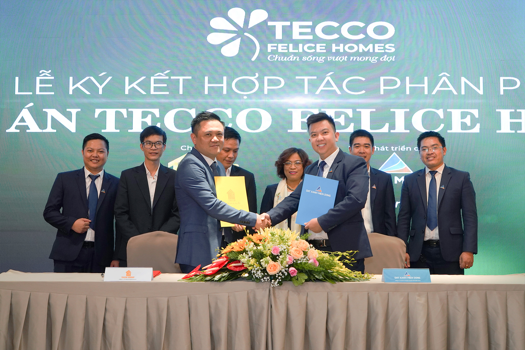 Buổi ký kết đã được diễn ra với sự chứng kiến từ các lãnh đạo cấp cao của Tecco, Dat Xanh Services, Đất Xanh Miền Đông